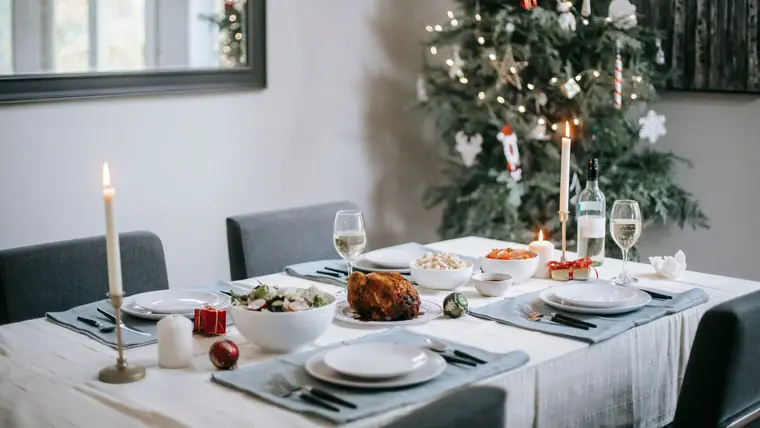 Julemiddag anrettet på et pyntet bord med stearinlys
