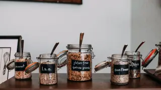 Klare glas med korn og kerner på et brunt træbord