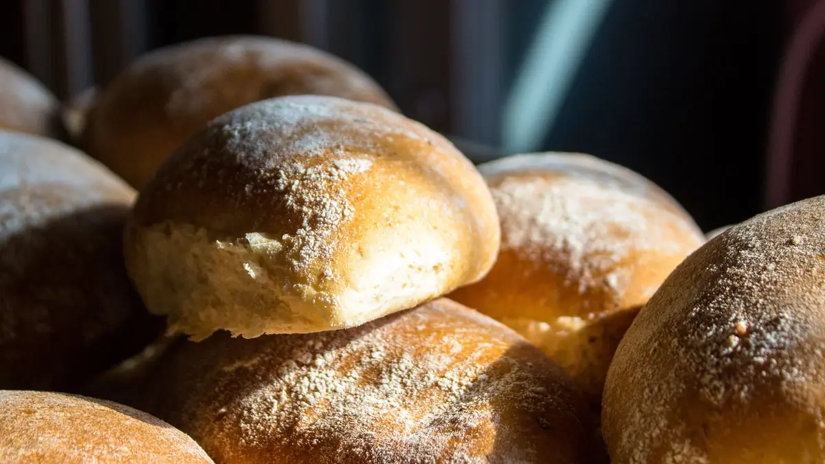 Nybagte boller med gylden skorpe i sollys
