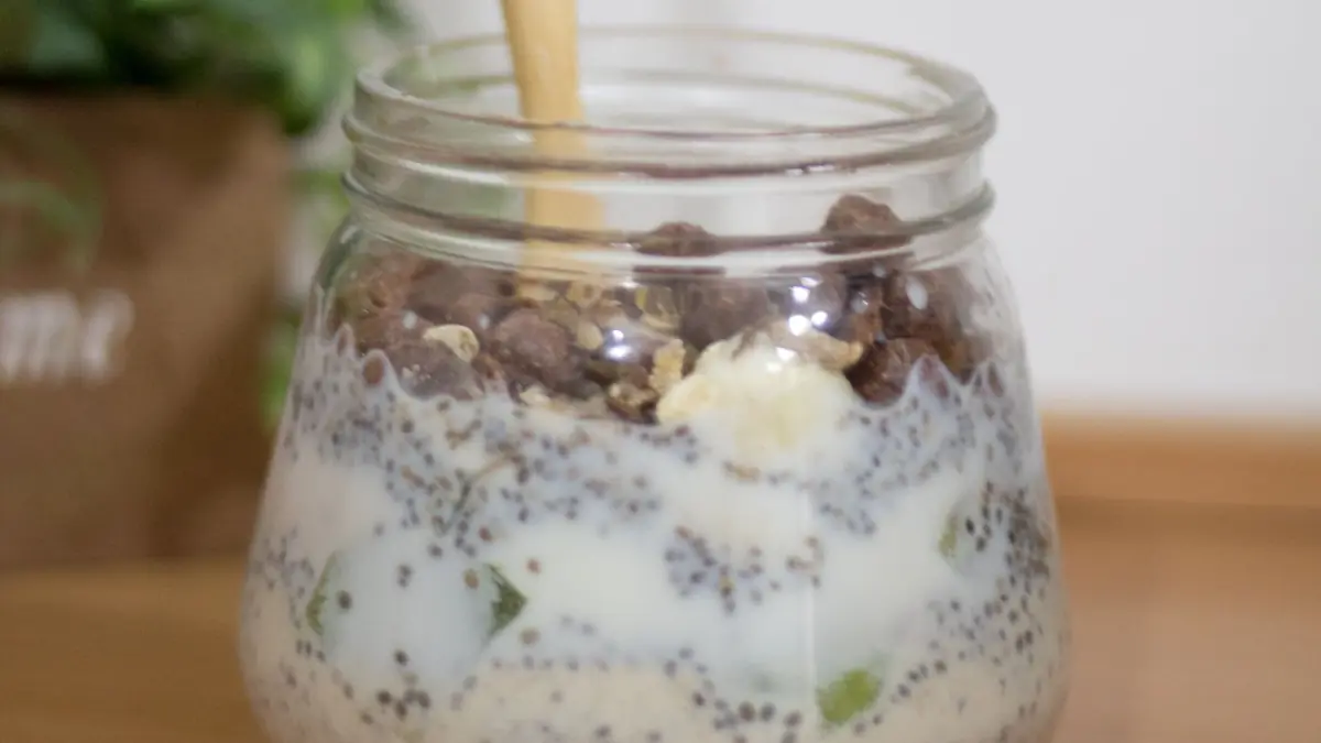 Overnight oats med chiafrø og mælk i et glas på et træbord