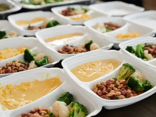 Madkasser med broccoli, bønner og æg pakket til ugens frokoster
