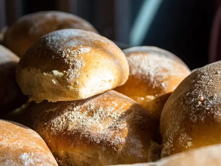Nybagte boller med gylden skorpe i sollys