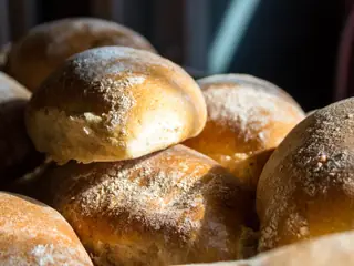 Nybagte boller med gylden skorpe i sollys